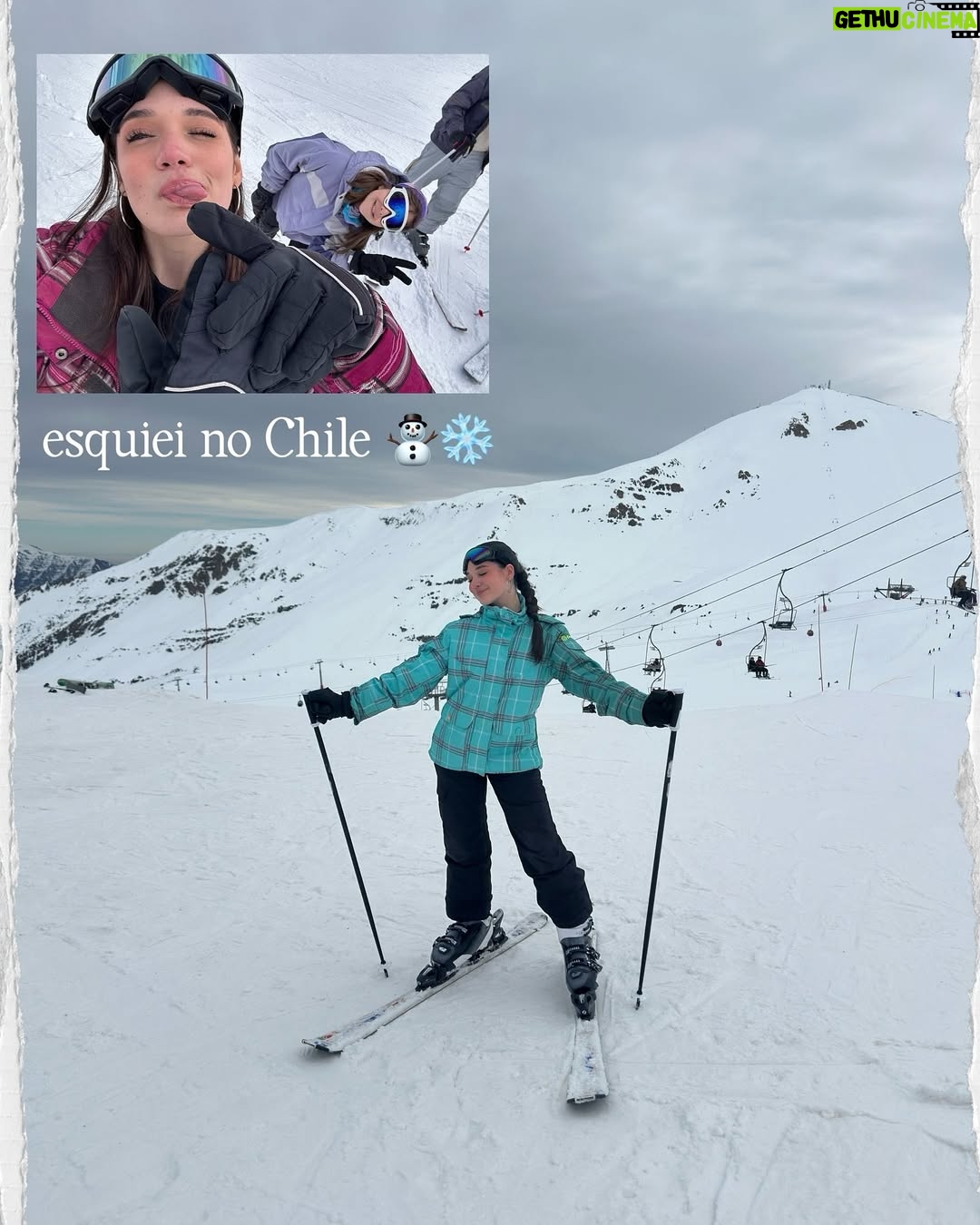 Giulia Benite - 190.9K Likes - 2024 chegando ao fim. Guardo um pedaço de mim nesse ano incrível que vivi, e sempre levarei comigo grandes partes dele também. Foram tantas oportunidades de fazer o que amo (nem coube tudo aqui!), viver experiências que encheram meu coração de alegria e me sentir genuinamente grata por tudo que fiz e todos que cruzaram meu caminho. Nesse próximo ano, que possamos continuar escrevendo as histórias dos nossos próprios filmes, onde somos todos os personagens principais (e viva o cinema nacional, claro!) 🎥💖🎬