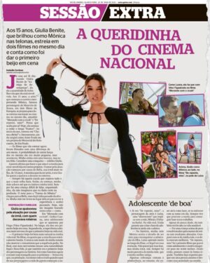Giulia Benite Instagram - 2024 chegando ao fim. Guardo um pedaço de mim nesse ano incrível que vivi, e sempre levarei comigo grandes partes dele também. Foram tantas oportunidades de fazer o que amo (nem coube tudo aqui!), viver experiências que encheram meu coração de alegria e me sentir genuinamente grata por tudo que fiz e todos que cruzaram meu caminho. Nesse próximo ano, que possamos continuar escrevendo as histórias dos nossos próprios filmes, onde somos todos os personagens principais (e viva o cinema nacional, claro!) 🎥💖🎬