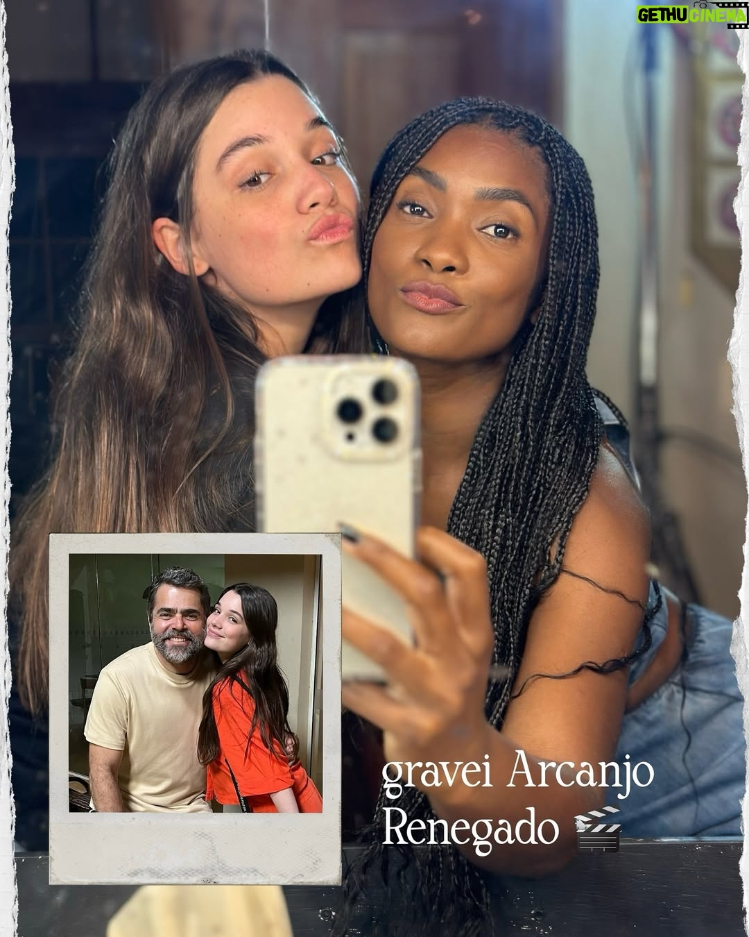 Giulia Benite - 190.9K Likes - 2024 chegando ao fim. Guardo um pedaço de mim nesse ano incrível que vivi, e sempre levarei comigo grandes partes dele também. Foram tantas oportunidades de fazer o que amo (nem coube tudo aqui!), viver experiências que encheram meu coração de alegria e me sentir genuinamente grata por tudo que fiz e todos que cruzaram meu caminho. Nesse próximo ano, que possamos continuar escrevendo as histórias dos nossos próprios filmes, onde somos todos os personagens principais (e viva o cinema nacional, claro!) 🎥💖🎬