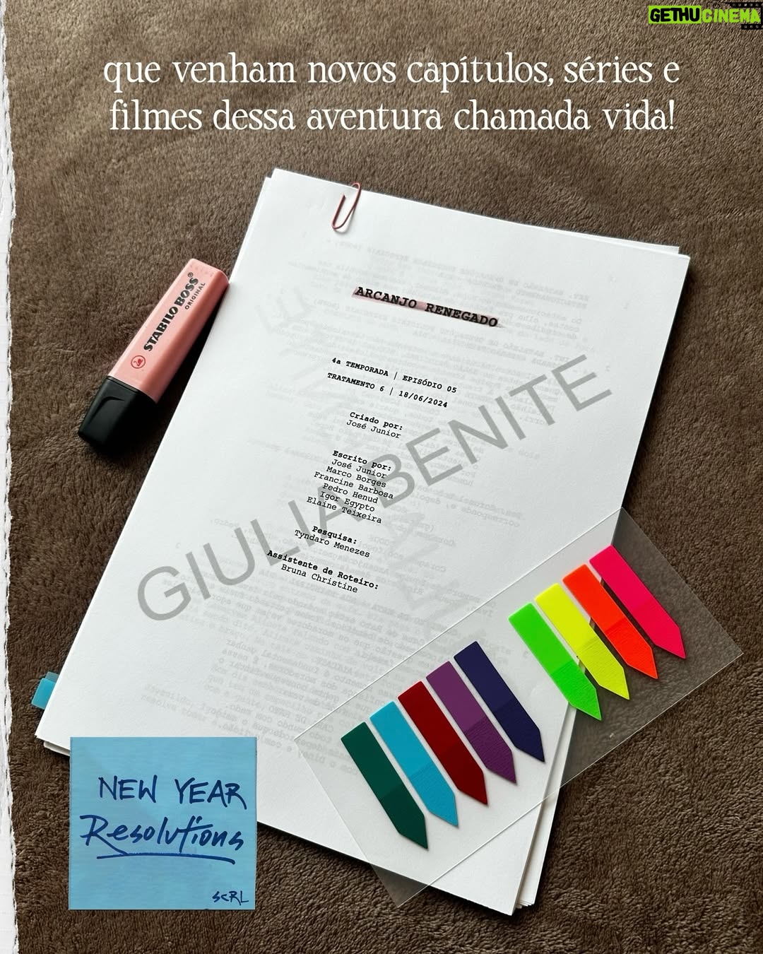 Giulia Benite - 190.9K Likes - 2024 chegando ao fim. Guardo um pedaço de mim nesse ano incrível que vivi, e sempre levarei comigo grandes partes dele também. Foram tantas oportunidades de fazer o que amo (nem coube tudo aqui!), viver experiências que encheram meu coração de alegria e me sentir genuinamente grata por tudo que fiz e todos que cruzaram meu caminho. Nesse próximo ano, que possamos continuar escrevendo as histórias dos nossos próprios filmes, onde somos todos os personagens principais (e viva o cinema nacional, claro!) 🎥💖🎬