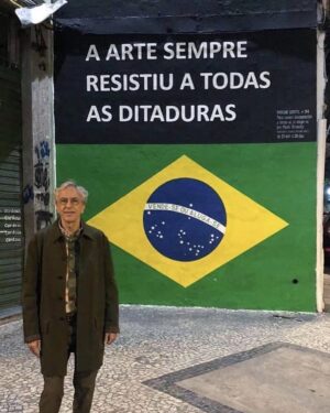 Giulia Benite Instagram - ontem foi um dia histórico para o cinema nacional! 

ver a @oficialfernandatorres levar aquele prêmio pra casa é um orgulho imenso para todos que amam a arte brasileira.

‘Ainda Estou Aqui’ não é apenas um marco pra carreira da Fernanda, do @waltersalles_oficial ou do @seltonmello , mas também para o cinema brasileiro, que segue provando ao mundo seu poder e potencial. 
que esse reconhecimento inspire ainda mais produções nacionais a conquistarem o espaço que merecem. 

meus parabéns a Fernanda, ao elenco incrível e a toda a produção dessa obra por levar nosso cinema tão longe.
hoje, somos todos gratos por essa vitória, que é nossa também. 

viva o cinema brasileiro e todo o talento que ele representa! 🇧🇷
