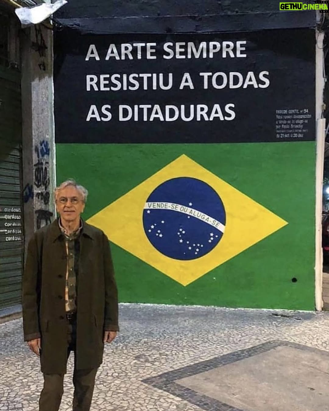 Giulia Benite - 256.1K Likes - ontem foi um dia histórico para o cinema nacional! 

ver a @oficialfernandatorres levar aquele prêmio pra casa é um orgulho imenso para todos que amam a arte brasileira.

‘Ainda Estou Aqui’ não é apenas um marco pra carreira da Fernanda, do @waltersalles_oficial ou do @seltonmello , mas também para o cinema brasileiro, que segue provando ao mundo seu poder e potencial. 
que esse reconhecimento inspire ainda mais produções nacionais a conquistarem o espaço que merecem. 

meus parabéns a Fernanda, ao elenco incrível e a toda a produção dessa obra por levar nosso cinema tão longe.
hoje, somos todos gratos por essa vitória, que é nossa também. 

viva o cinema brasileiro e todo o talento que ele representa! 🇧🇷