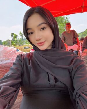 Glenca Chysara Instagram - terbelenggu 🤍