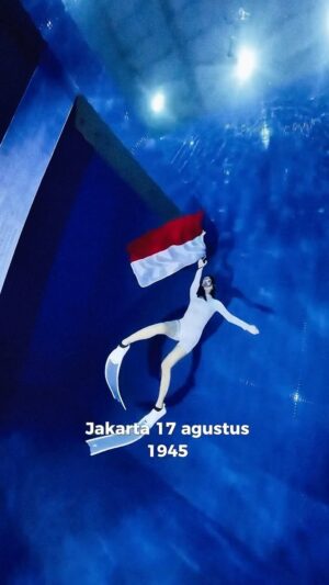 Glenca Chysara Instagram - tanah airku, indonesia. 🇮🇩
pengibaran bendera merah putih di kolam terdalam se Asia Tenggara 🇮🇩

🎥 : @samsulrois
