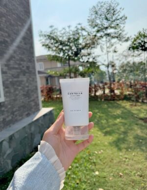 Glenca Chysara Instagram - Always ready on, just because Madagascar Centella Soothing cream by @SKIN1004_indonesia 🤍

Super brand day is here!! Buy1get1 promos (15-17 aug) & get up to 86% 
#SuperBrandDay #SKIN1004ID #mycentellamoments