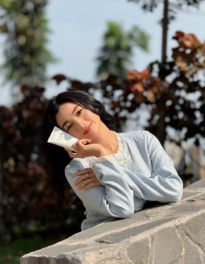 Glenca Chysara Instagram - Always ready on, just because Madagascar Centella Soothing cream by @SKIN1004_indonesia 🤍

Super brand day is here!! Buy1get1 promos (15-17 aug) & get up to 86% 
#SuperBrandDay #SKIN1004ID #mycentellamoments