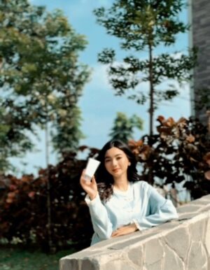 Glenca Chysara Instagram - Always ready on, just because Madagascar Centella Soothing cream by @SKIN1004_indonesia 🤍

Super brand day is here!! Buy1get1 promos (15-17 aug) & get up to 86% 
#SuperBrandDay #SKIN1004ID #mycentellamoments