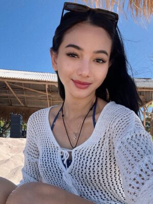 Glenca Chysara Instagram - you just need to go back to the ocean 🥥
