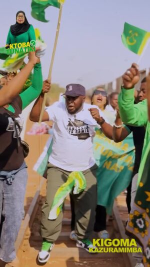 Godliver Gordian Instagram - NYUMBANI KAZURAMIMBAA ..! Mama kakanyaga kilipo zikwa kitovu changu KAZURAMIMBA na upendo huuu ni mwendo wa KUTIKIII ✅✅ @samia_suluhu_hassan hapa 100% @kenanikihongosi @ccmtanzania