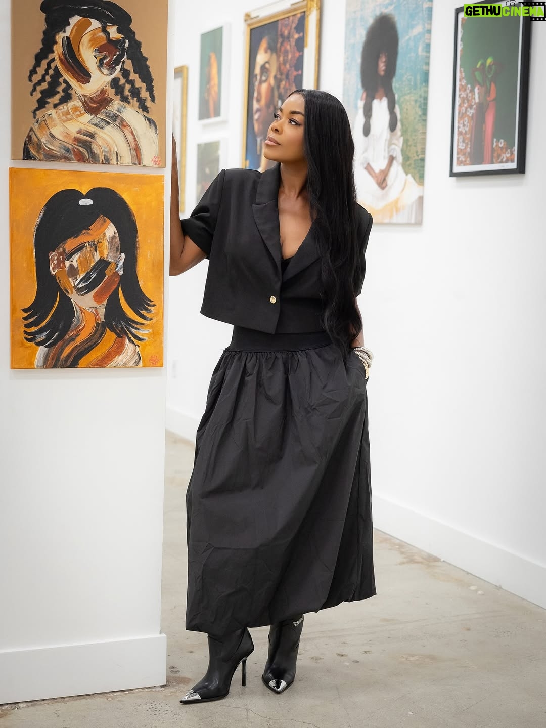 Golden Brooks - 30.5K Likes - Thank you @latimes for this collaborative piece bringing together 25 years of TV excellence and my first love, the art world! Here we are on the 25 year anniversary of #girlfriends. What a wonderful way celebrating and  honoring some amazing Artists! Pure magic collaborating with @dcdg.co on this one! Still pinching myself! Huge shout out to @godson_dc and @delannii for their beautiful spirit and talent they bring to the art world! Full interview in my bio link!

@jason_armond your photography is beyond stellar! 📸
@kailynhype awesome article! 📝 thank you for capturing the essence of #girlfriends and the importance of the Art world and bridging the two! 🤎