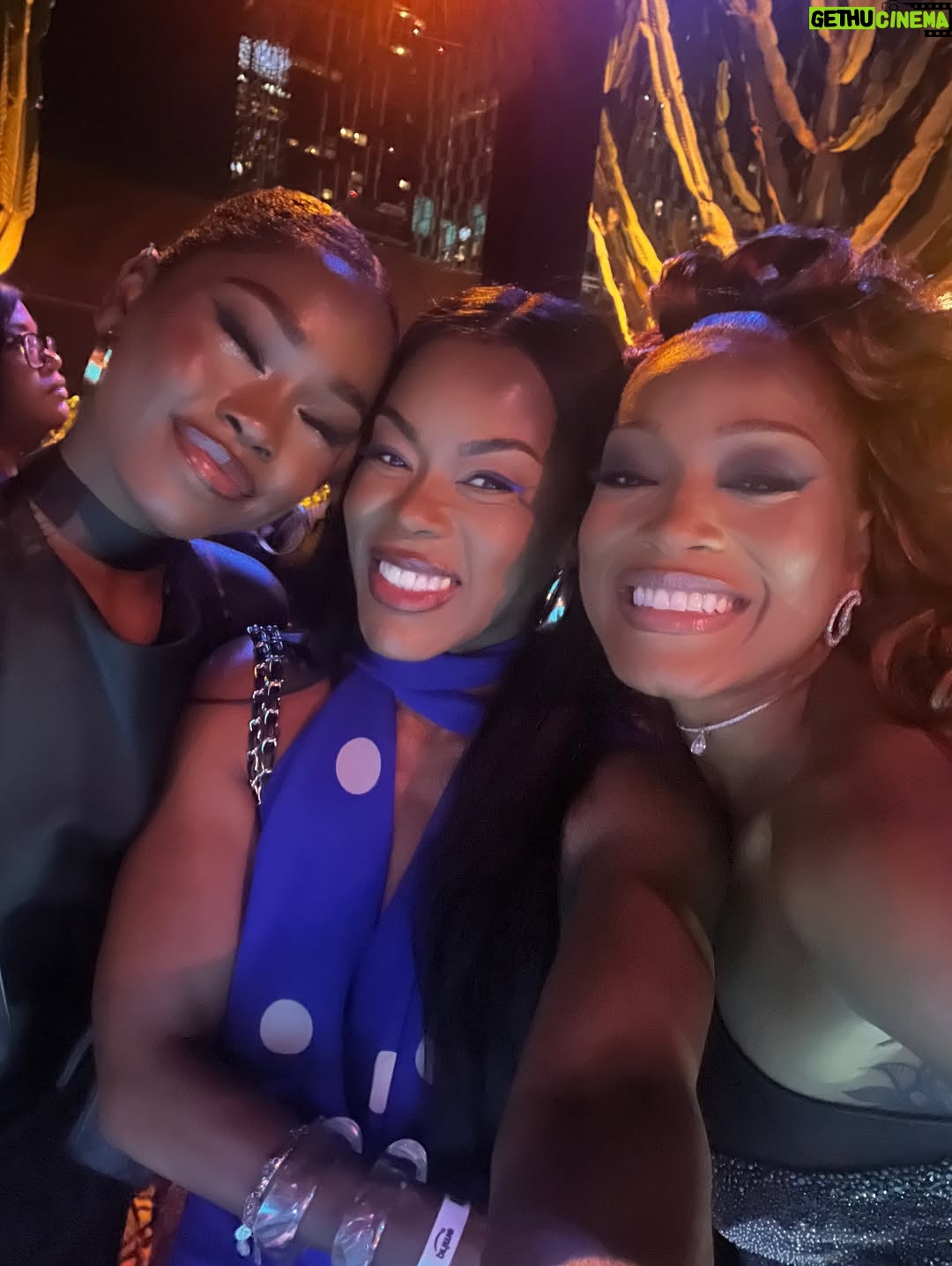 Golden Brooks - 18.2K Likes - The TEA…. Me and babygirl came out to support the immensely talented and beautiful @keke in @amazonprime @amazonmgmstudios THE PICKUP MOVIE alongside  #eddiemurphy #petedavidson and #evalongoria directed by @timkstory 🎬🎬

Such a fun movie!!! And got to see some of my favorite people!!

Thank you @makeupbyjulissv 
Dresses(both ) @zara