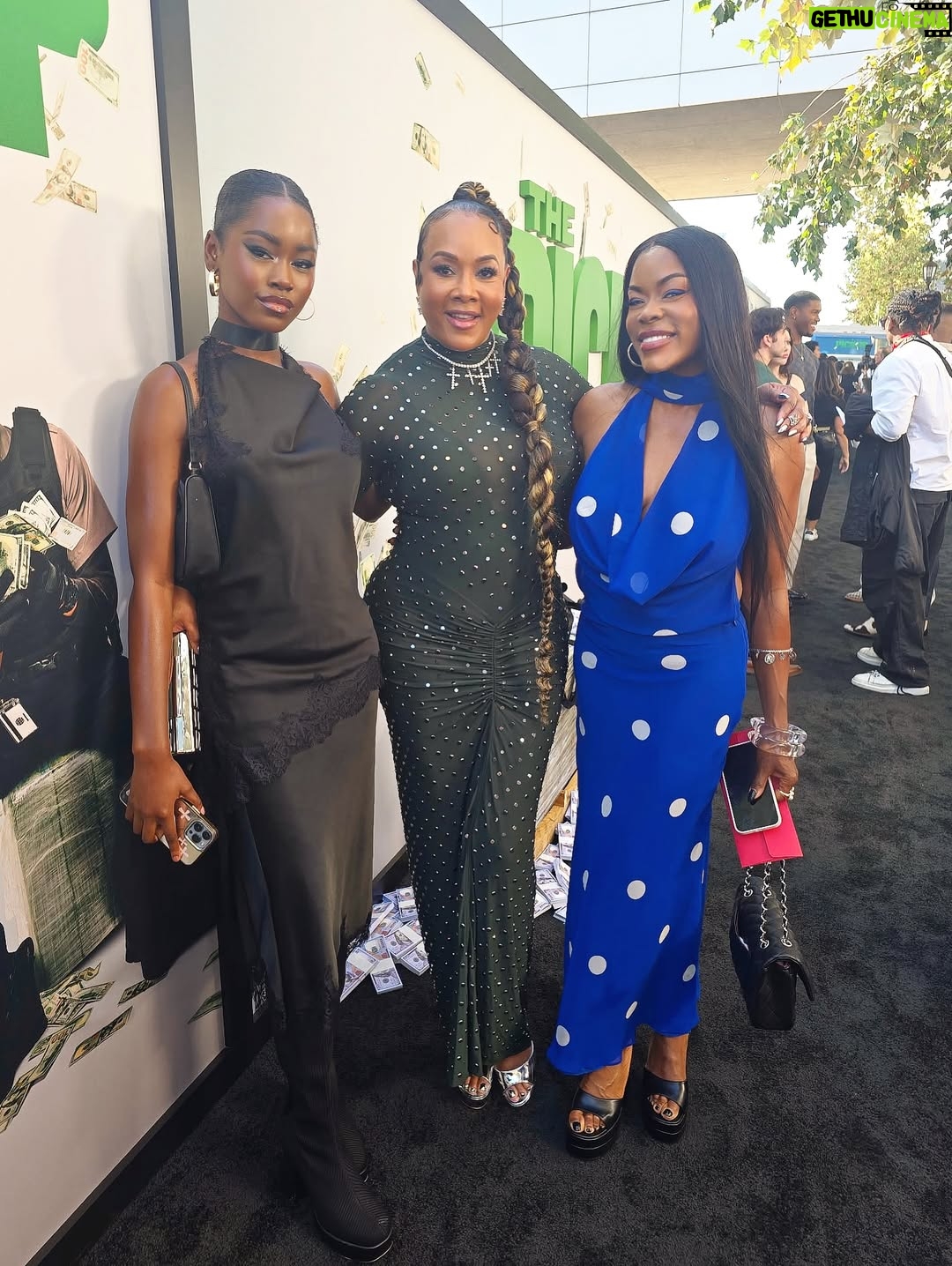 Golden Brooks - 18.2K Likes - The TEA…. Me and babygirl came out to support the immensely talented and beautiful @keke in @amazonprime @amazonmgmstudios THE PICKUP MOVIE alongside  #eddiemurphy #petedavidson and #evalongoria directed by @timkstory 🎬🎬

Such a fun movie!!! And got to see some of my favorite people!!

Thank you @makeupbyjulissv 
Dresses(both ) @zara