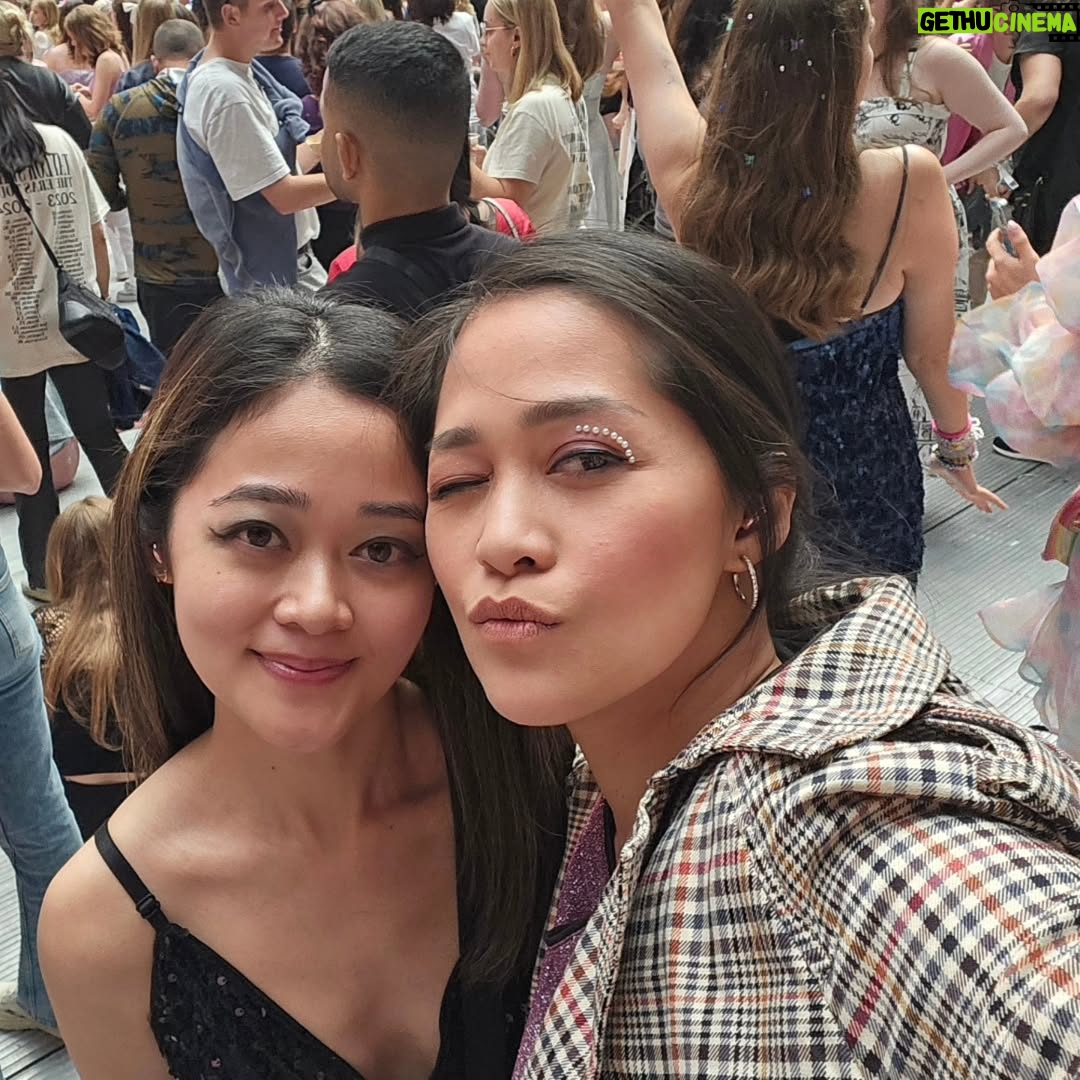 Gracia Indri - 75.6K Likes - Happy Birthday Tante G nya Nova
.
Temen traveling
Temen jajan
Temen makan
Temen hidup pokoknya
.
Selalu Tuhan mudahkan jalan nya, terwujud harapan2nya, sehat, bahagia, banyak rejeki dan doa2 baik lainnya
 .
Salam sayang dan peluk dari  Belanda
We love you
.
Ps di Belanda udh tgl 1 Desember ya jadi udh posting hahhahahhah