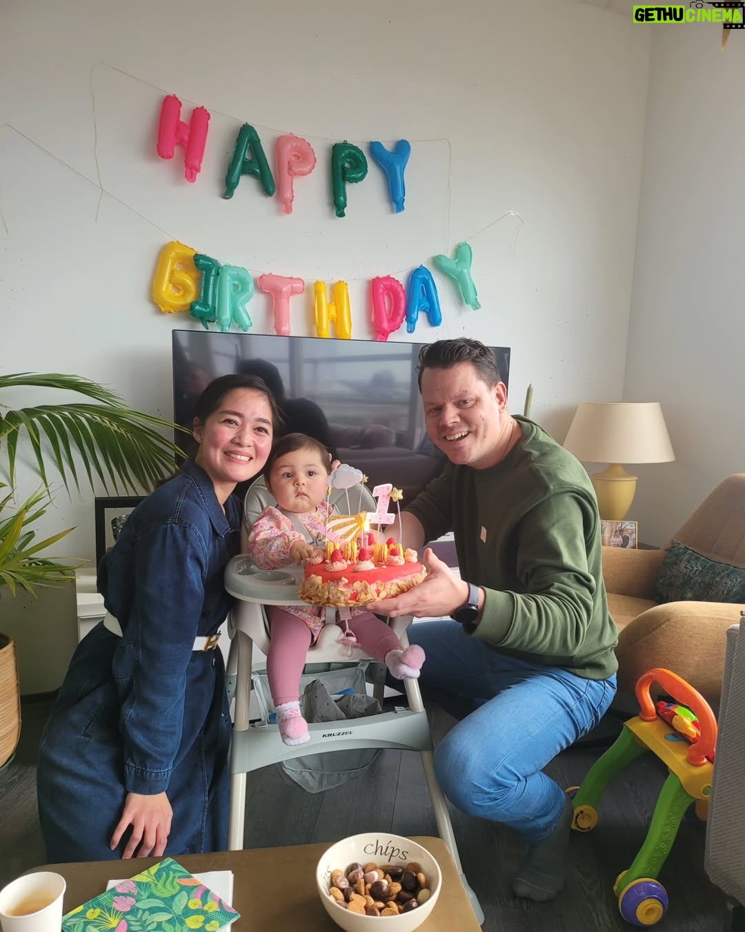 Gracia Indri - 33.8K Likes - Ini foto tahun lalu pas Nova ulangtahun yg ke 1 
.
Baru sadar karena gak ada post apa2 pas ulangtahun Nova tahun lalu
 .
Mellow karena sebentar lagi Nova 2 tahun 
Kue ulangtahun nya Nova itu buatan Opa nya Nova (tradisi keluarga) dan Opa juga bakal bikinin kue ulangtahun tahun ini