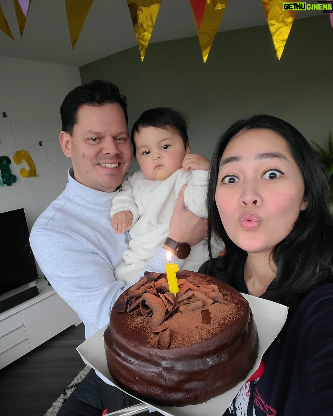 Gracia Indri - 33.8K Likes - Ini foto tahun lalu pas Nova ulangtahun yg ke 1 
.
Baru sadar karena gak ada post apa2 pas ulangtahun Nova tahun lalu
 .
Mellow karena sebentar lagi Nova 2 tahun 
Kue ulangtahun nya Nova itu buatan Opa nya Nova (tradisi keluarga) dan Opa juga bakal bikinin kue ulangtahun tahun ini