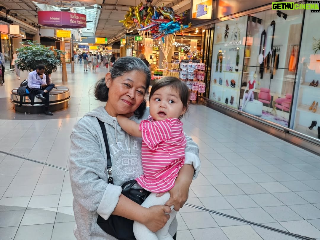 Gracia Indri - 58.6K Likes - Sebelum mata nya bengkak karena nangis
.
Makasih ibu buat semua semuanya
Makasih masih dengan sabar sampe detik ini direpotin terus
Makasih udh jagain Nova full 24 jam selama disini (karena aku sama Jeffrey urus pindahan)
.
Gak bisa dibales satu2 ya bu
Cuma mau ibu sehat jd bisa kesini terus
Doain kita banyak rejeki dan sehat terus ya
We love you❤️