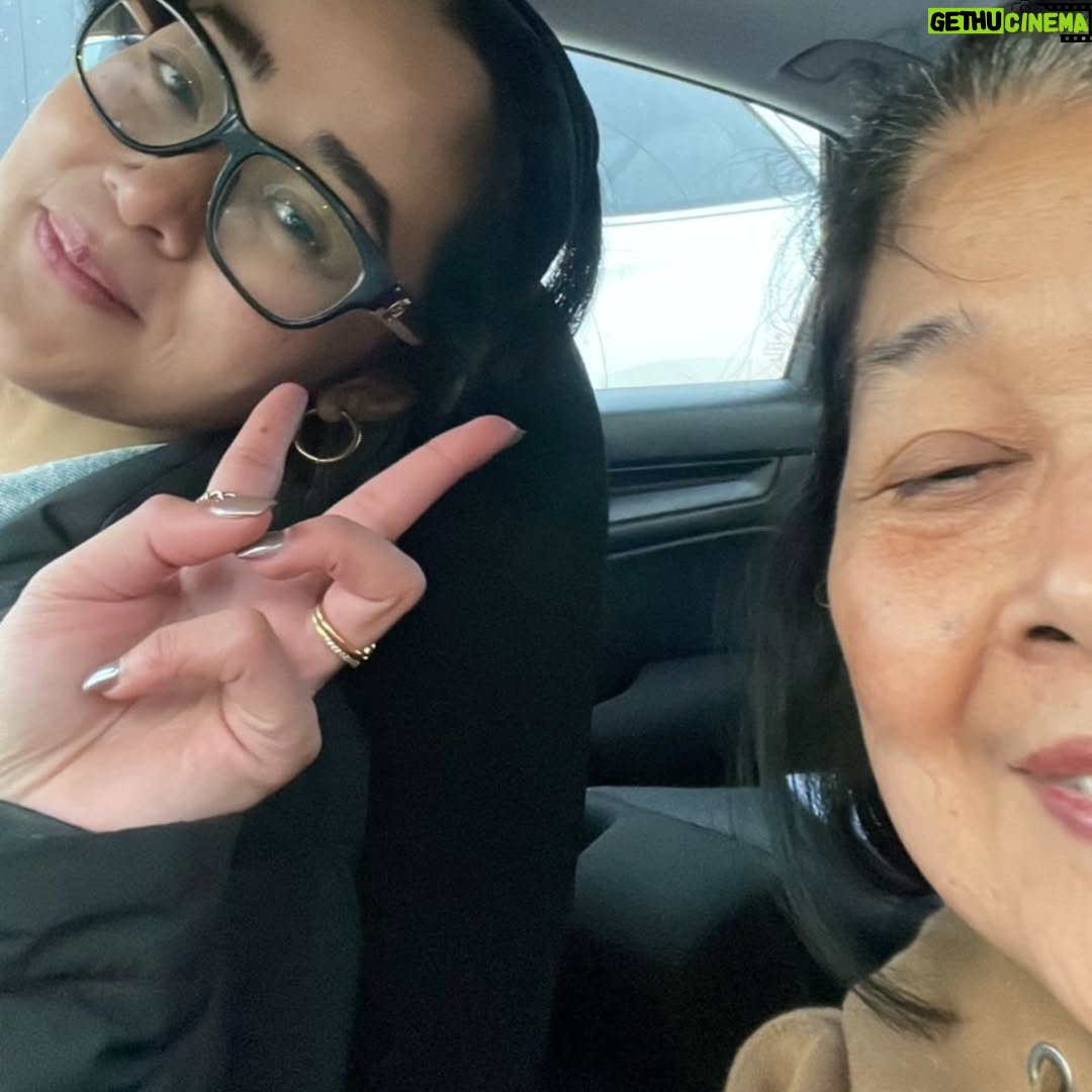 Gracia Indri - 37K Likes - KEREN IBU GW !!!!
.
Sekarang udh sampe Toronto .. enjoy de @giselacindy12
.
Anak2 juga tenang karena ibu selalu ngabarin , emang internet itu jaman sekarang ngebantu banget 
Secara ibu gaptek, kalo disuruh nyambung2 in wifi di bandara suka bingung, jdnya dari Jakarta udh bawa @javamifi sama mereka udh disetting, jd ibu tinggal nyalain modem dan langsung kesambung