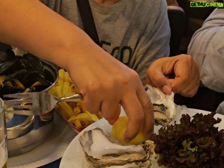 Gracia Indri - 58.6K Likes - Sebelum mata nya bengkak karena nangis
.
Makasih ibu buat semua semuanya
Makasih masih dengan sabar sampe detik ini direpotin terus
Makasih udh jagain Nova full 24 jam selama disini (karena aku sama Jeffrey urus pindahan)
.
Gak bisa dibales satu2 ya bu
Cuma mau ibu sehat jd bisa kesini terus
Doain kita banyak rejeki dan sehat terus ya
We love you❤️