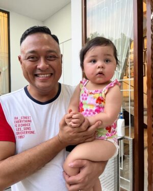 Gracia Indri Instagram - Yang dulu hampir setiap hari kerja bareng keliling Indonesia, terus gw pindah Belanda , terus tiap hari dari sebelum pulang ke Indonesia udh di iming2in jengkol, ayam goreng sama peda ... ahhh makasih banyak pak Bos @bemby_putuanda , bunda @lia.putuanda .. mendarat Indonesia langsung besokannya meluncur.. kangennnn banget ...❤️
Sampe ketemu di Liburan selanjutnya ....