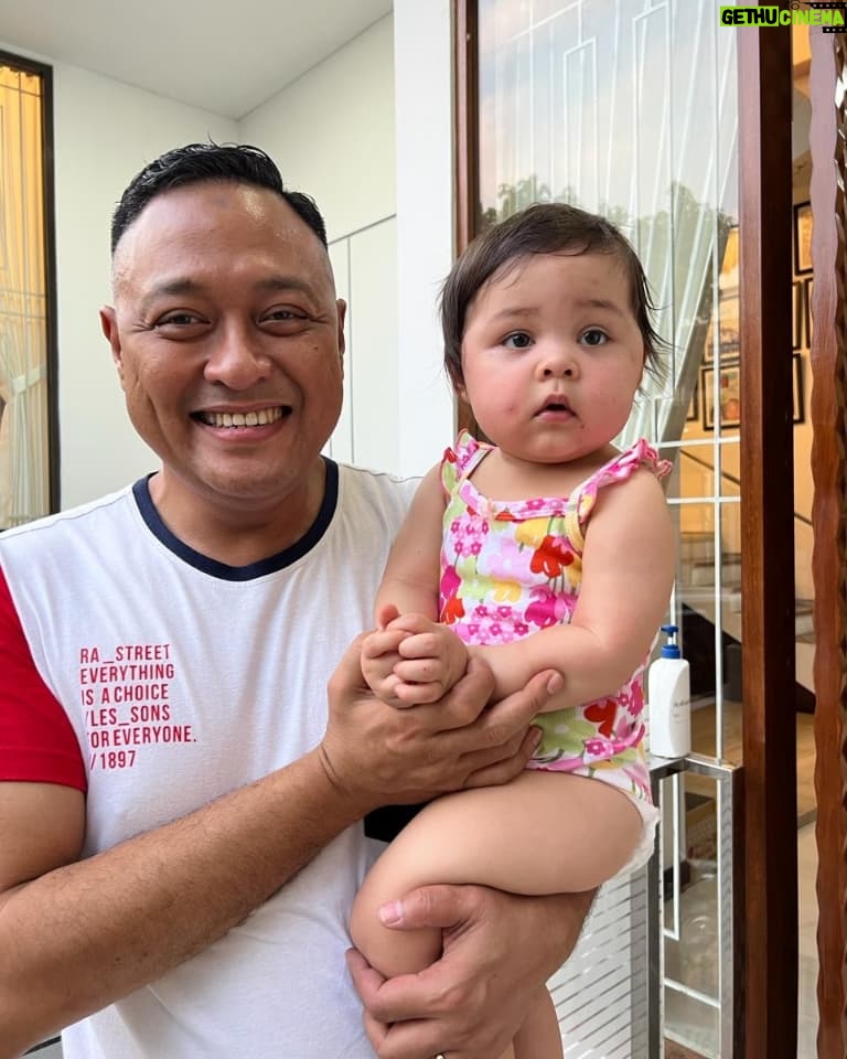 Gracia Indri - 56.5K Likes - Yang dulu hampir setiap hari kerja bareng keliling Indonesia, terus gw pindah Belanda , terus tiap hari dari sebelum pulang ke Indonesia udh di iming2in jengkol, ayam goreng sama peda ... ahhh makasih banyak pak Bos @bemby_putuanda , bunda @lia.putuanda .. mendarat Indonesia langsung besokannya meluncur.. kangennnn banget ...❤️
Sampe ketemu di Liburan selanjutnya ....