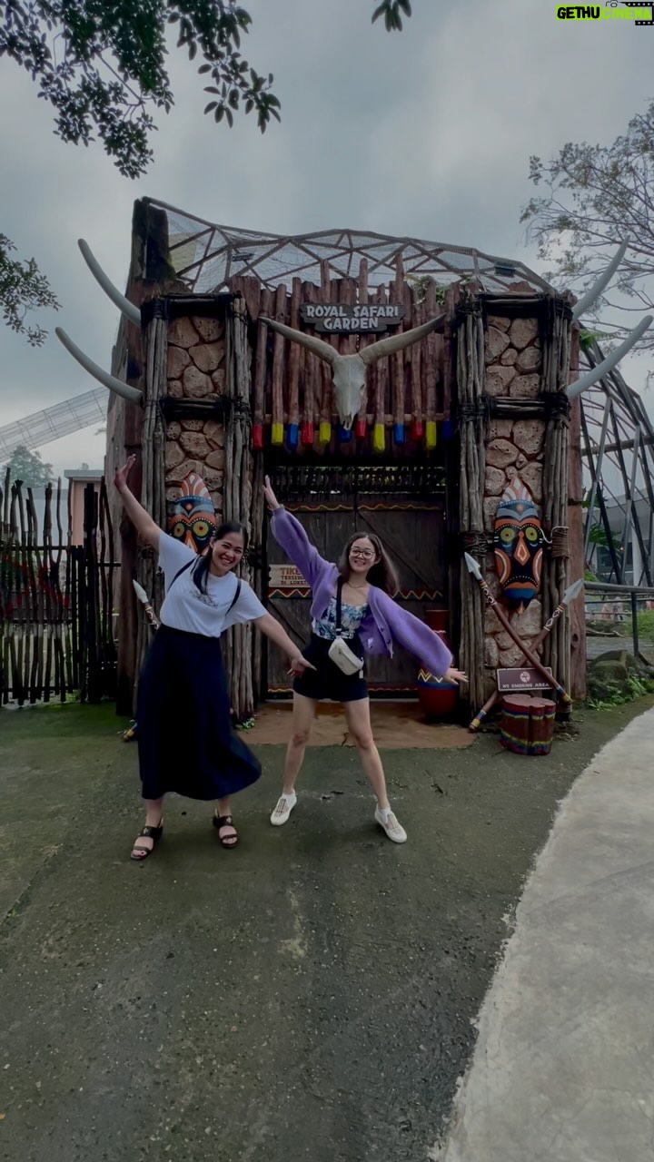 Gracia Indri - 31.1K Likes - ✨ @royalsafari_garden ✨ pastinya tempat tujuan kalau keluarga kita mau nginap di puncak.. 

Setelah sekian lama gak pulang dari Kanada dan kaka dari Belanda, Royal Safari Garden banyak loooh showcases baru yang tahun2 sebelumnya belum ada.. 

Dine with giraffes 🦒 salah satunya… 
Buat kalian yang pingin staycation aku saranin siih ke Royal Safari Garden.. gak perlu kemana2 lagi udah banyak banget juga aktivitas nya.. 

Feeding animals ada ✅
Dine with animals ada✅
Taman bermain ada✅
Yang suka olahraga2 sedikit ada✅

Duuhh lengkap deh.. kalau kalian kesana share ya di bawah gimana pengalaman kalian 🫶

Thank you @royalsafari_garden for having us 🥰

#vacation #royalsafari #royalsafarigarden