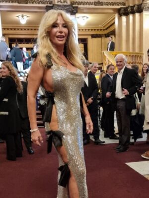 Graciela Alfano Instagram - 💎Es un Verdadero VESTIDO ASESINO!
Gracias a mi amiga Eli que me lo regaló
Imposible no convertirme en el centro de todas las miradas
💎Pensando seriamente en contar los macarrones de ahora en más! Jajaja