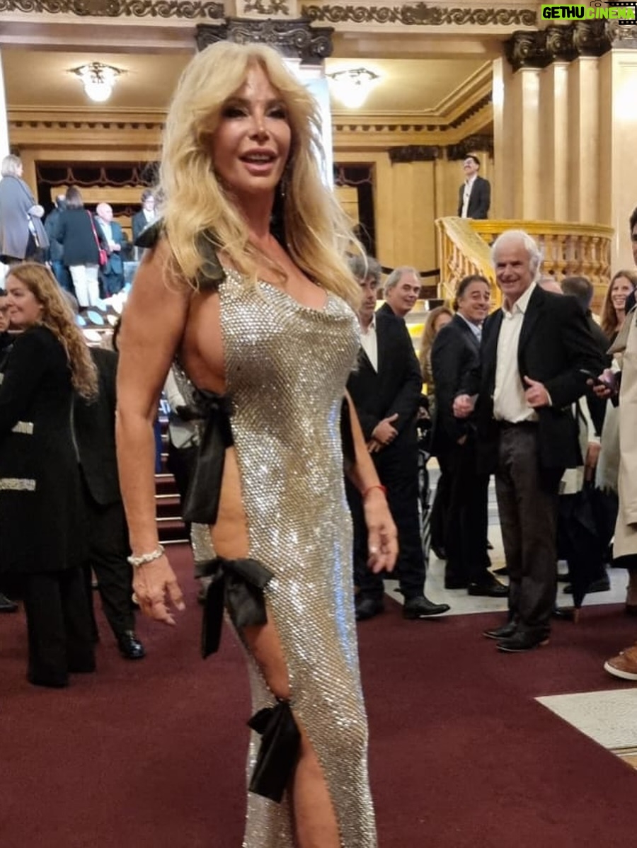 Graciela Alfano - 43.5K Likes - 💎Es un Verdadero VESTIDO ASESINO!
Gracias a mi amiga Eli que me lo regaló
Imposible no convertirme en el centro de todas las miradas

💎Pensando seriamente en contar los macarrones de ahora en más! Jajaja
