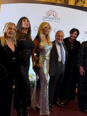Graciela Alfano Instagram - 💎Es un Verdadero VESTIDO ASESINO!
Gracias a mi amiga Eli que me lo regaló
Imposible no convertirme en el centro de todas las miradas
💎Pensando seriamente en contar los macarrones de ahora en más! Jajaja