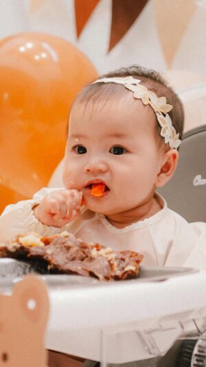 Gritte Agatha Instagram - Our baby girl is 6 months old and officially entering the world of solid food.
Aku dan Arif sepakat mencoba metode Baby Led Weaning (BLW) untuk Agatha.
Alasanya, karena sejalan dengan tujuan kami untuk Agatha yaitu kemandirian dan bisa membuat keputusan sendiri dengan tanggung jawab.
Itās not about how much she eats,
but how much she learns along the way.