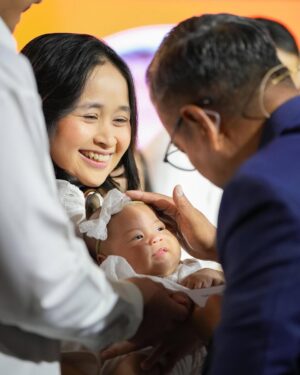 Gritte Agatha Instagram - Hari yang penuh sukacita saat kami menyerahkan berkat terindah ini ke dalam tangan Tuhan. Kiranya hidupnya selalu dipenuhi cinta, iman, dan anugerah-Nya. 🙏❤️

‘Anak-anak adalah pemberian dari Tuhan; mereka adalah upah yang diberikan-Nya.’ (Mazmur 127:3)
