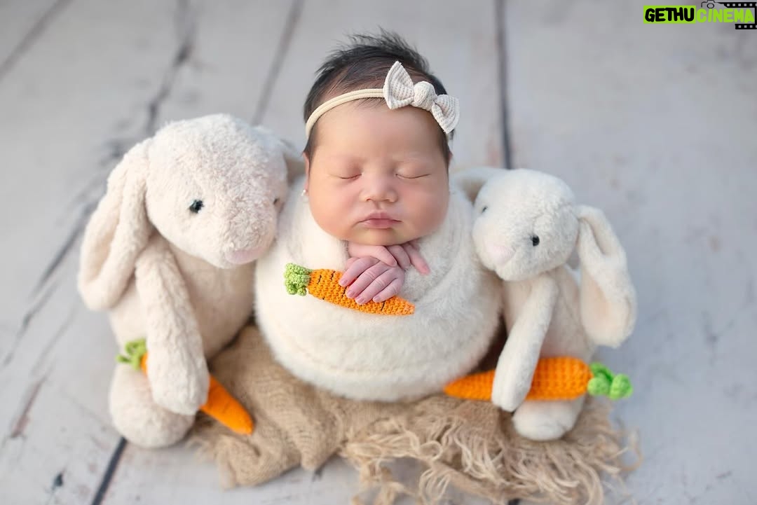 Gritte Agatha - 21.5K Likes - Agatha di hari ke 5 di dunia. Mamanya masih oleng oleng, di potoin sama om tante dari @clickportraiture 🥰🥰 hebat ya bisa buat Agatha setenang ini, ternyata ada tekniknya dan tante @clickportraiture belajar dulu loh ga sembarangan. Kereenn