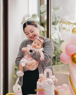 Gritte Agatha Instagram - Agatha's full month dan botakin rambut biar ademmmm