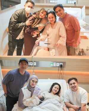 Gritte Agatha Instagram - 7 days and still learning step by step.
Agatha begitu ditunggu dengan kasih sayang yang luar biasa, sebagaimana ia akan tumbuh di keluarga yang penuh kasih, dan lingkungan yang penuh dukungan untuk setiap langkah kecilnya ā¤ļø