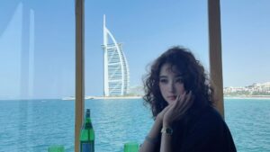 Guan Xiaotong Instagram - 卷卷卷卷的是头发~哈哈哈哈