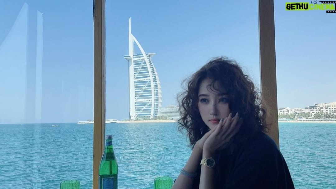 Guan Xiaotong - 21.8K Likes - 卷卷卷卷的是头发～哈哈哈哈