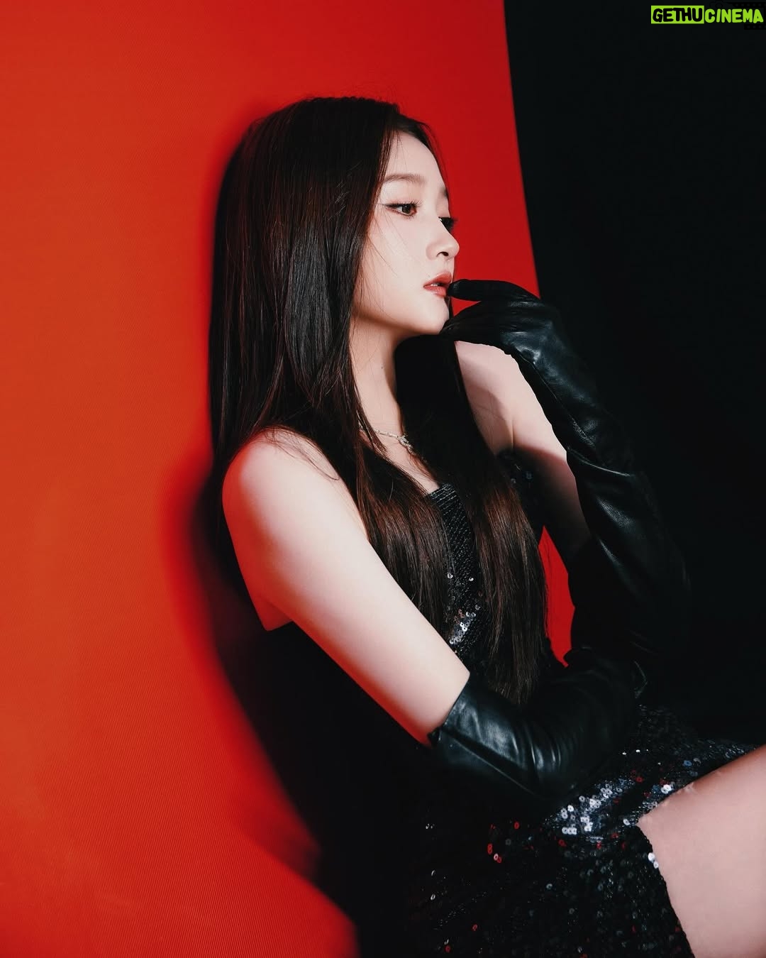 Guan Xiaotong - 21.2K Likes - #32thChinaTVGoldenEagleAward @ElieSaab 💛🖤♥️