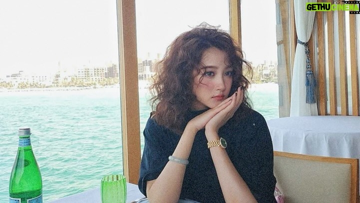 Guan Xiaotong - 21.8K Likes - 卷卷卷卷的是头发～哈哈哈哈
