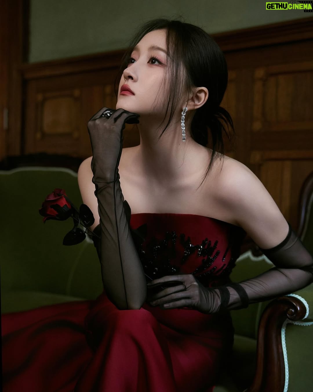 Guan Xiaotong - 22.4K Likes - 🖤❤️ @zuhairmuradofficial @zuhairmuradprivate 
It’s Magic and 🥰