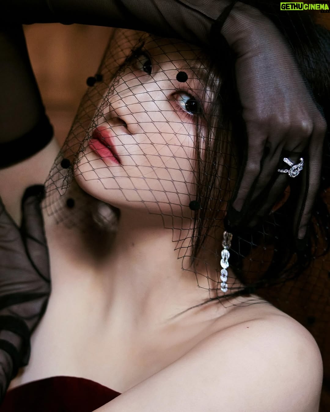 Guan Xiaotong - 22.4K Likes - 🖤❤️ @zuhairmuradofficial @zuhairmuradprivate 
It’s Magic and 🥰
