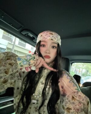 Guan Xiaotong Instagram - @maisonvalentino @alessandro_michele
what a wonderful day~~❤️