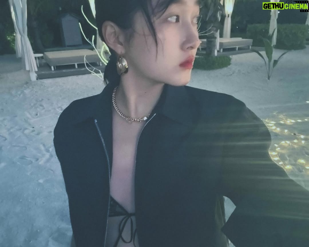 Guan Xiaotong - 17.8K Likes - 出海归来～紫外线会告诉你 哪块皮肤没好好涂防晒的…🫠
浮潜的视频等我剪辑一下啊
