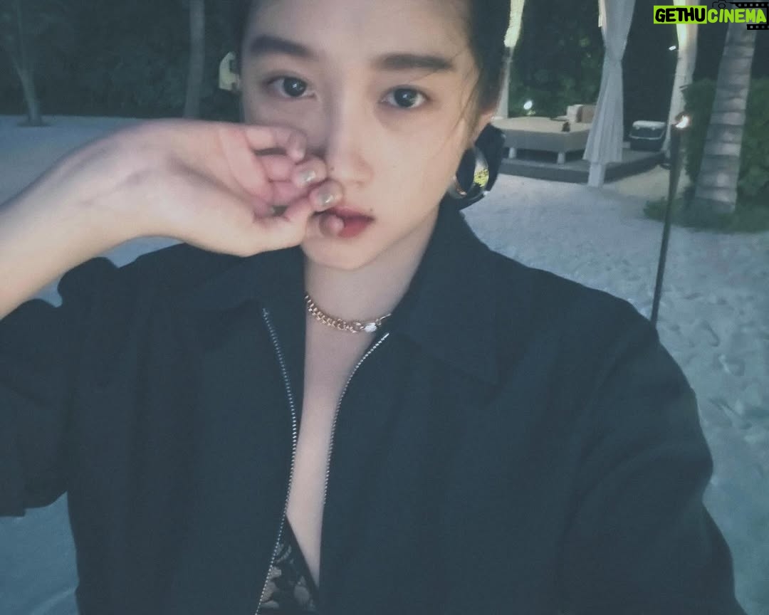 Guan Xiaotong - 17.8K Likes - 出海归来～紫外线会告诉你 哪块皮肤没好好涂防晒的…🫠
浮潜的视频等我剪辑一下啊