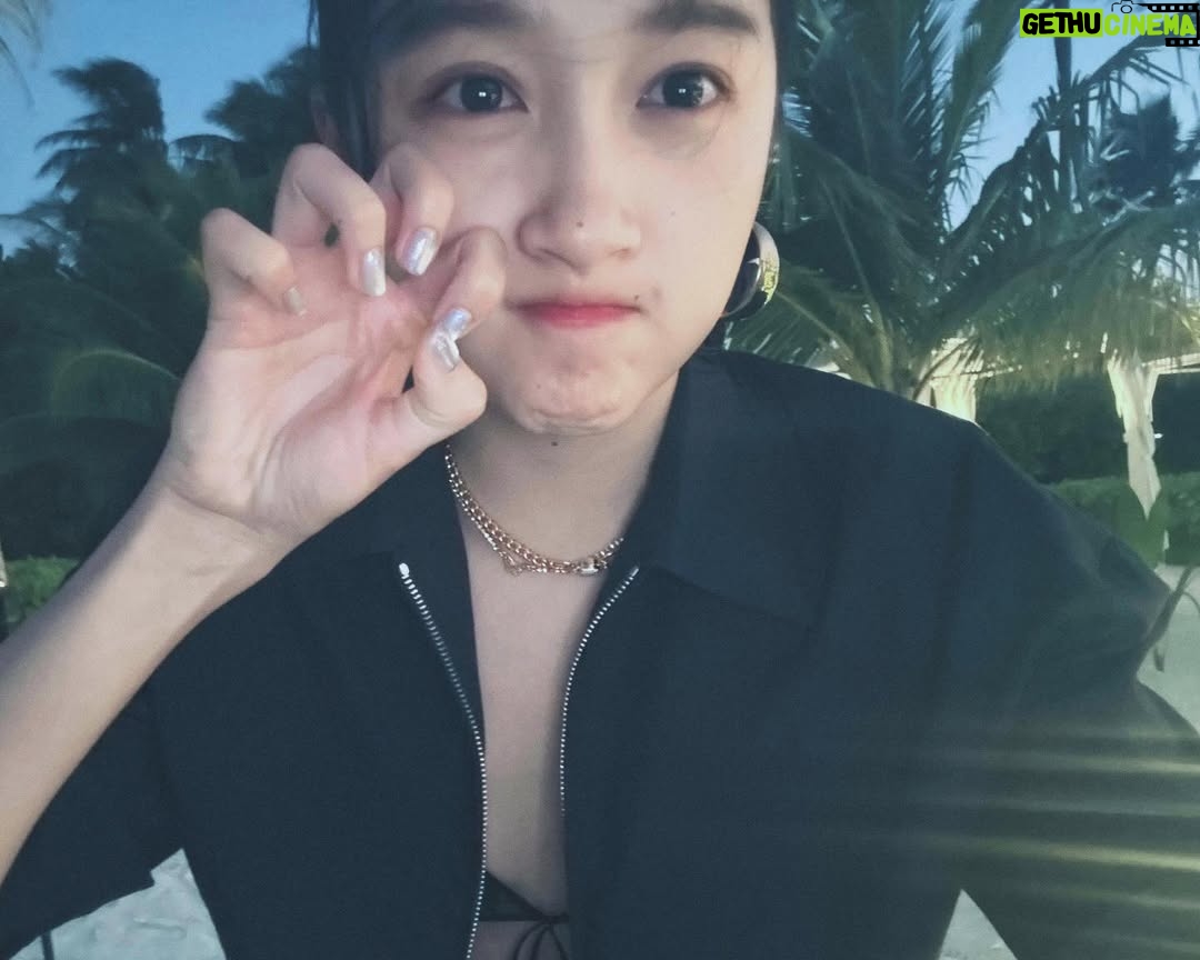 Guan Xiaotong - 17.8K Likes - 出海归来～紫外线会告诉你 哪块皮肤没好好涂防晒的…🫠
浮潜的视频等我剪辑一下啊