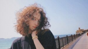 Guan Xiaotong Instagram - 卷卷卷卷的是头发~哈哈哈哈