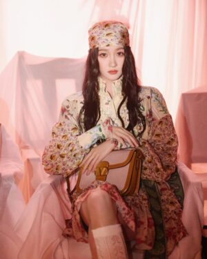 Guan Xiaotong Instagram - #PavillonDesFolies
🥳🥳🥳 @maisonvalentino ~@alessandro_michele~
💛🧡🩷🩵💙🤍🩶💚❤️💜✌🏻
