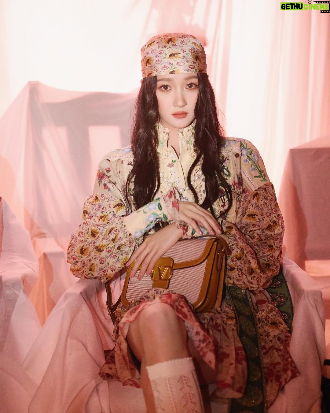 Guan Xiaotong - 17.8K Likes - #PavillonDesFolies 
🥳🥳🥳 @maisonvalentino ～@alessandro_michele～
💛🧡🩷🩵💙🤍🩶💚❤️💜✌🏻