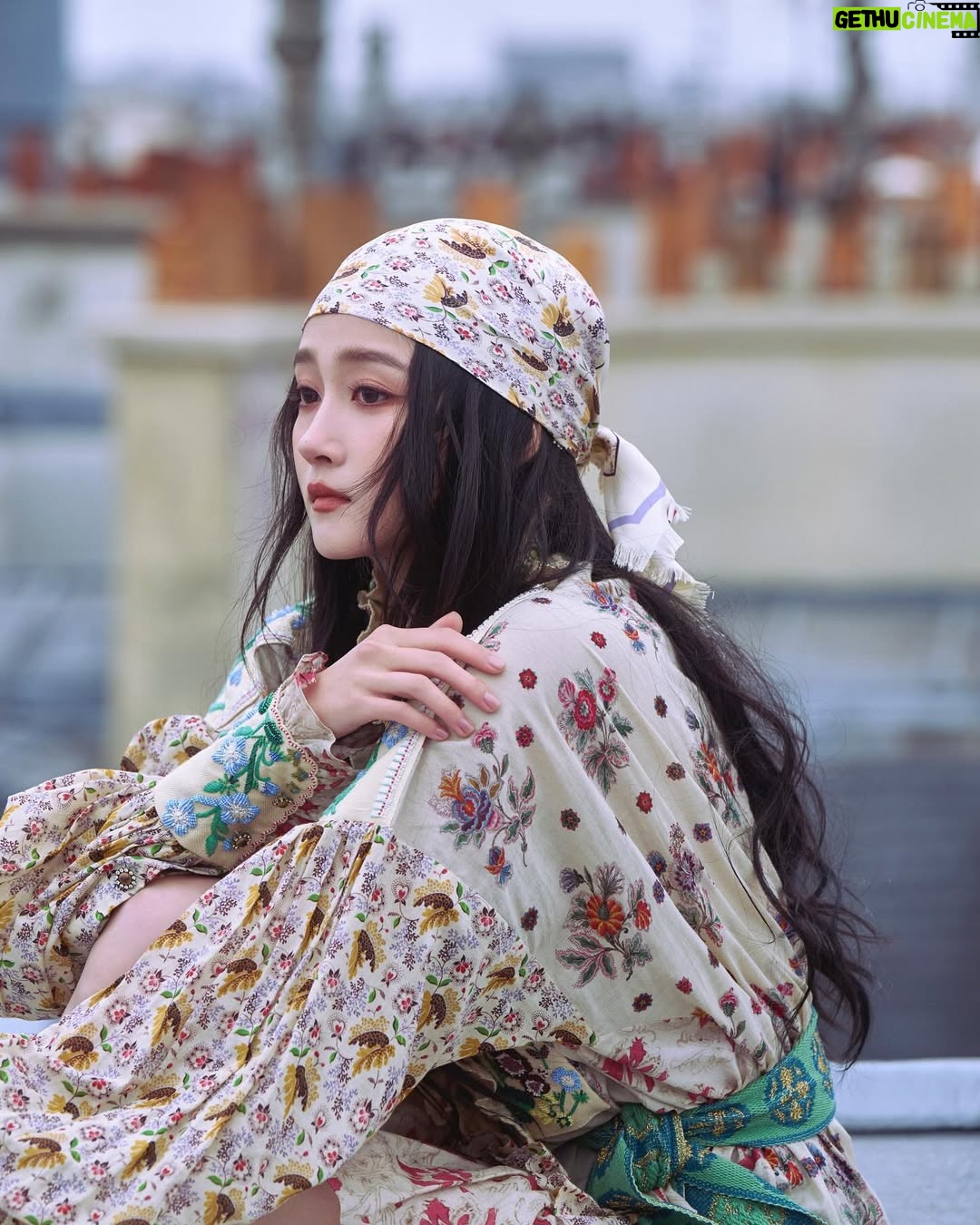 Guan Xiaotong - 17.8K Likes - #PavillonDesFolies 
🥳🥳🥳 @maisonvalentino ～@alessandro_michele～
💛🧡🩷🩵💙🤍🩶💚❤️💜✌🏻