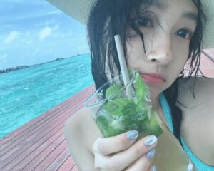 Guan Xiaotong Instagram - 美黑中…😂😂
