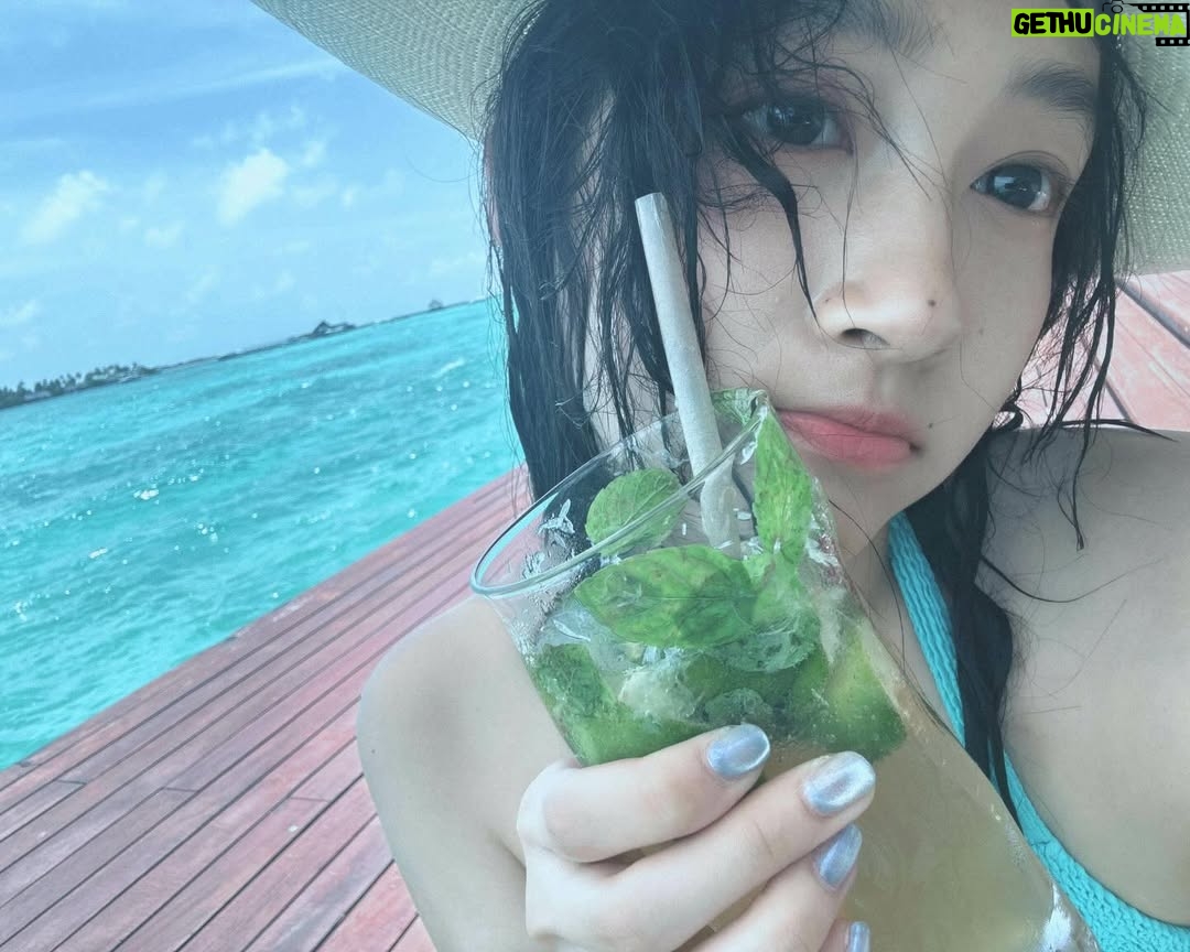 Guan Xiaotong - 18.4K Likes - 美黑中…😂😂