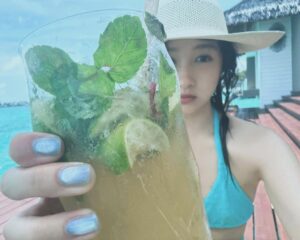 Guan Xiaotong Instagram - 美黑中…😂😂